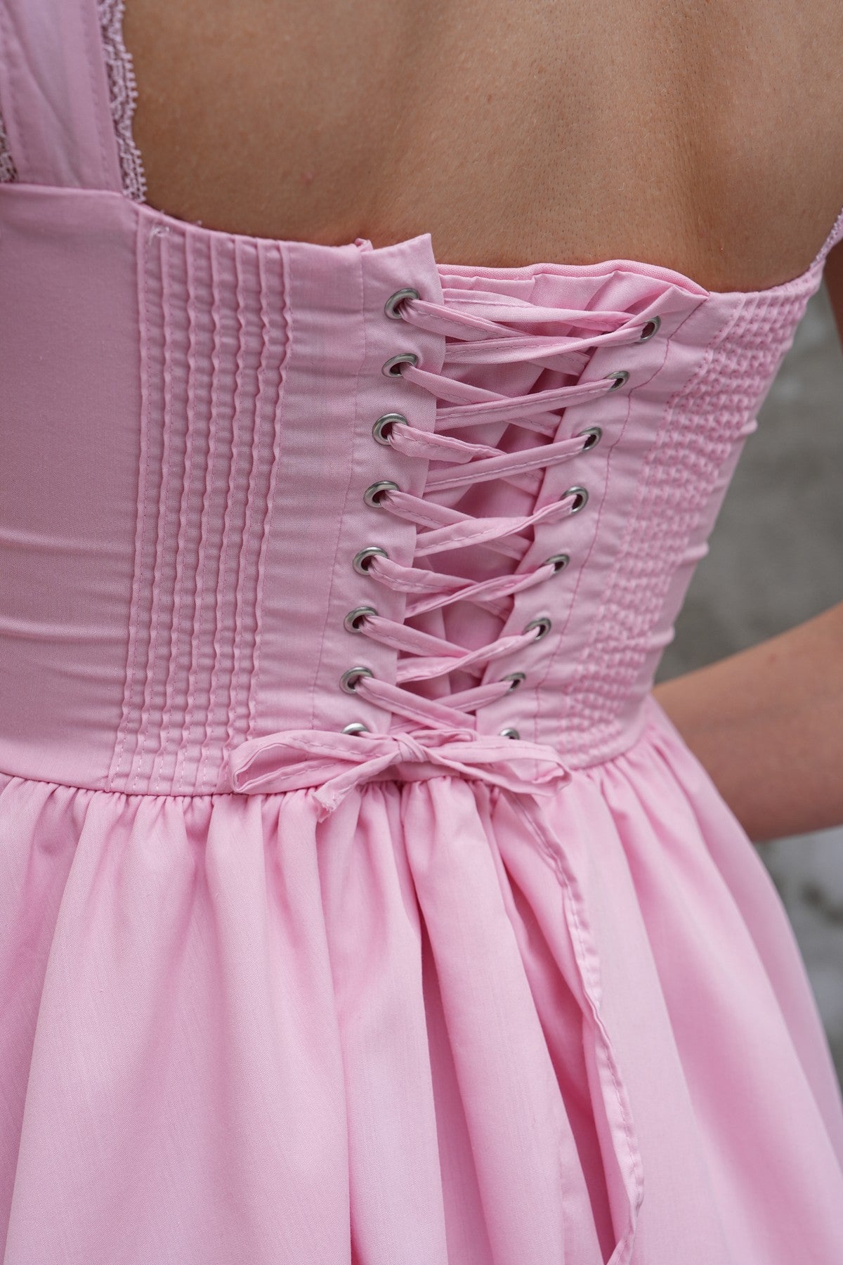 Pembe Dantel Detaylı Elbise
