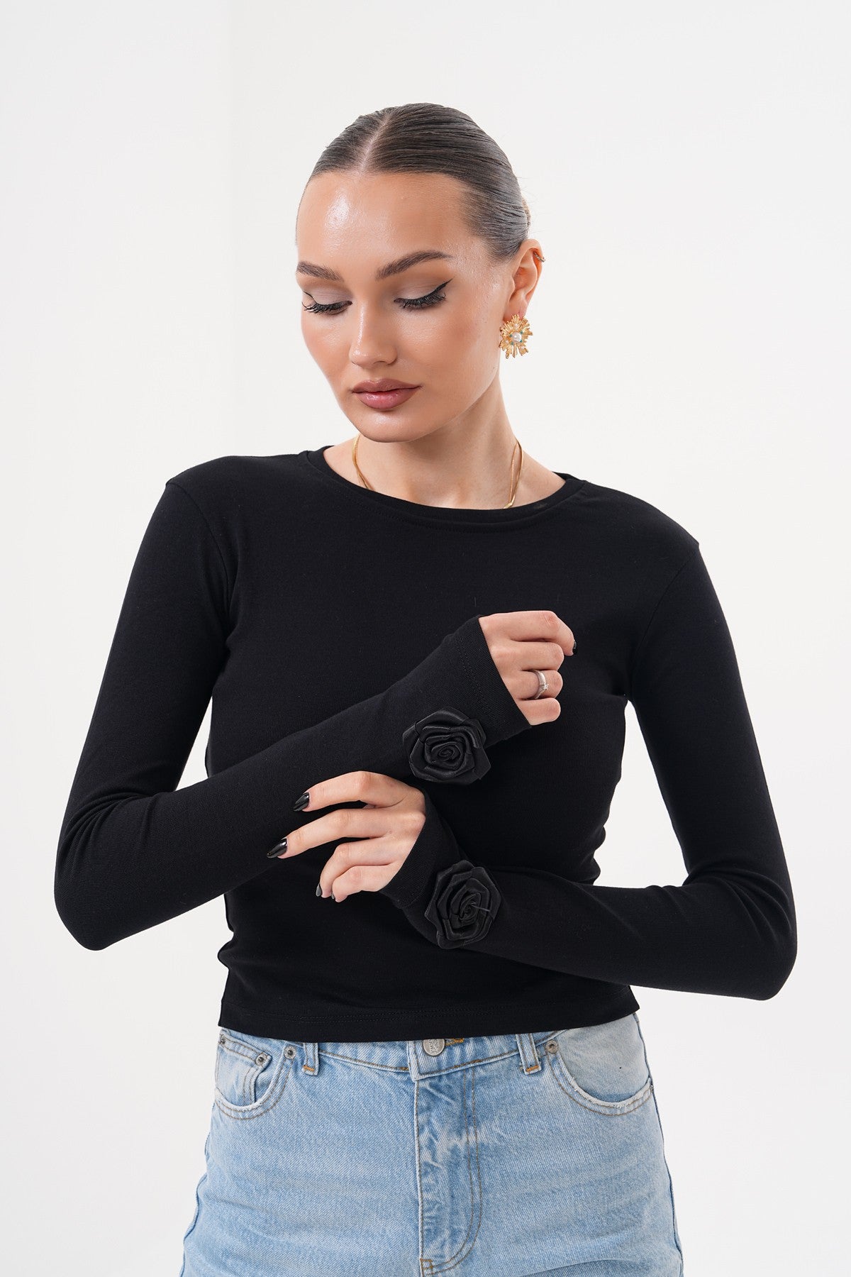 Siyah Uzun Kollu Parmak Gül Detaylı Bluz