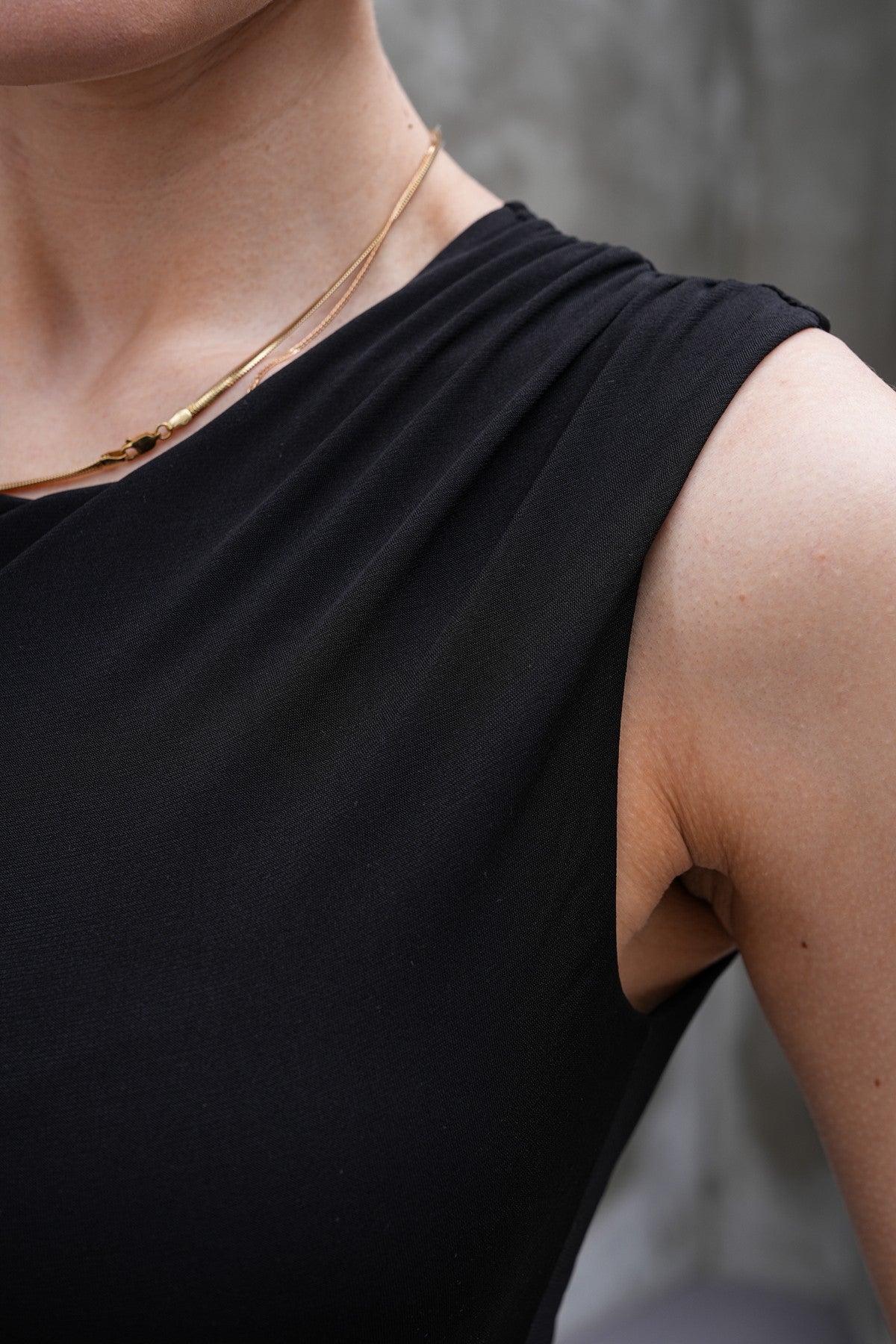 Siyah Omuz Bel Büzgü Detaylı Çıt Çıtlı Bluz