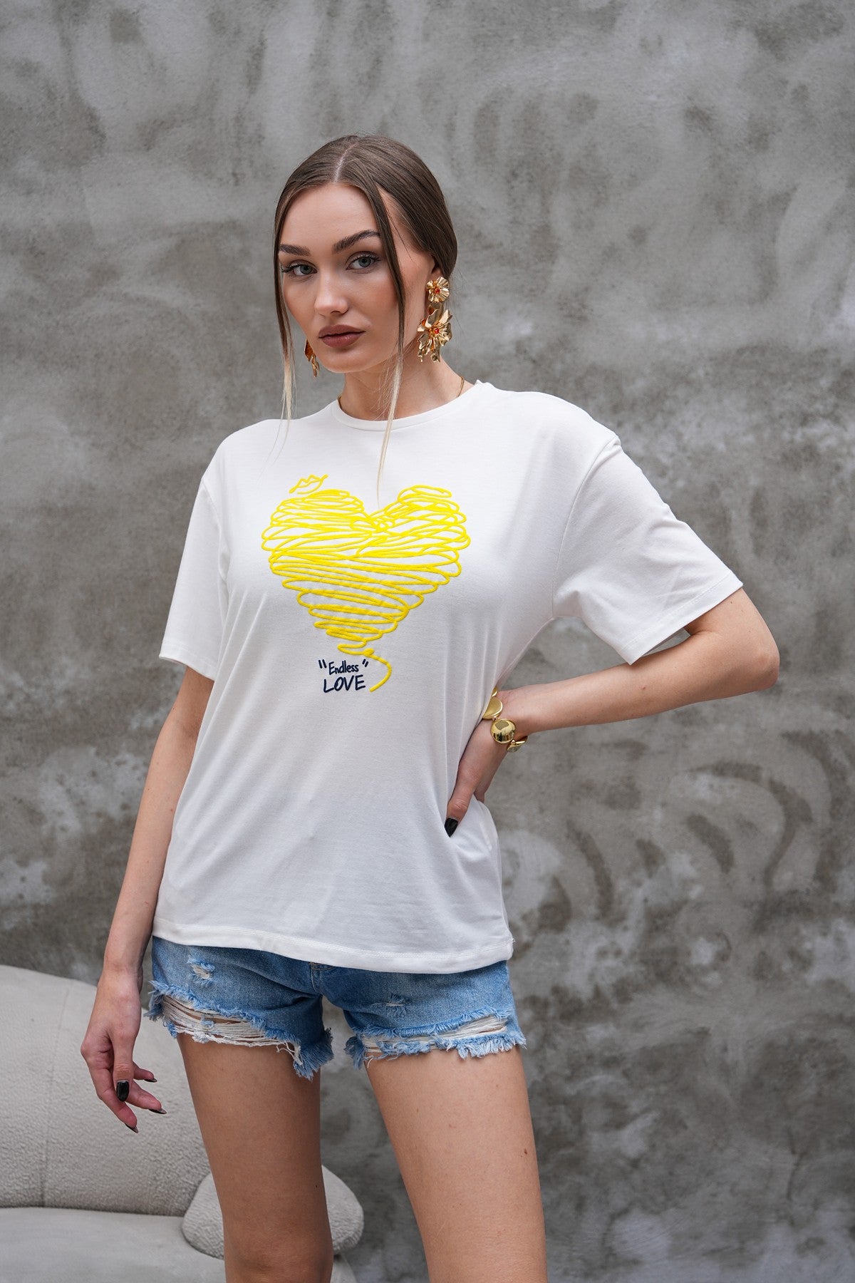 Beyaz Sarı Kalp Baskılı Tişört
