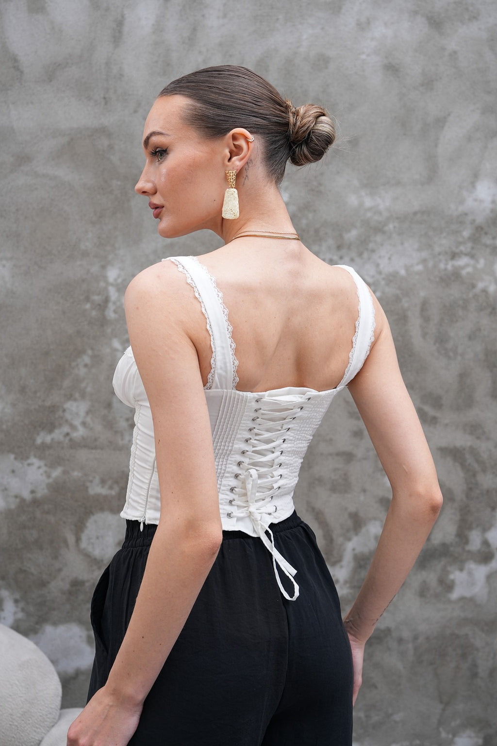 Beyaz Dantel Detaylı Korse Büstiyer