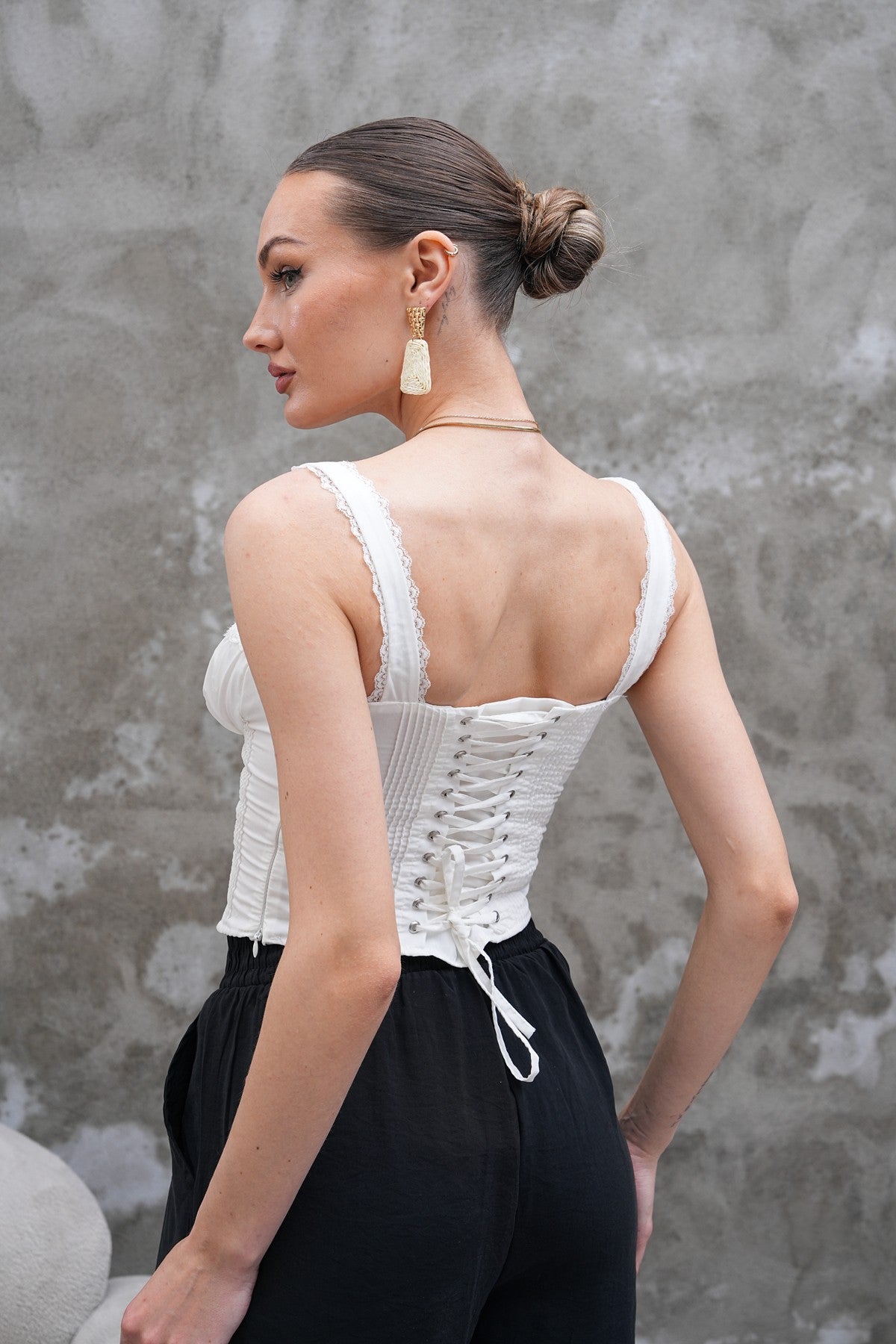 Beyaz Dantel Detaylı Korse Büstiyer