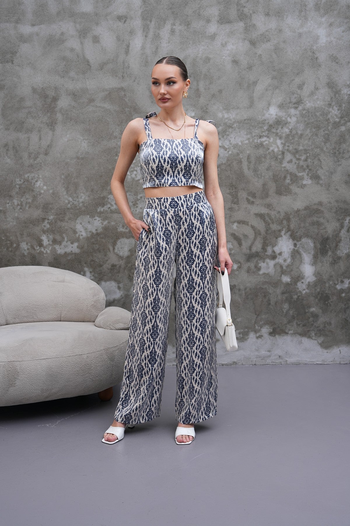 Mavi Saten Parlak Kumaş Pantolon Bluz Takım