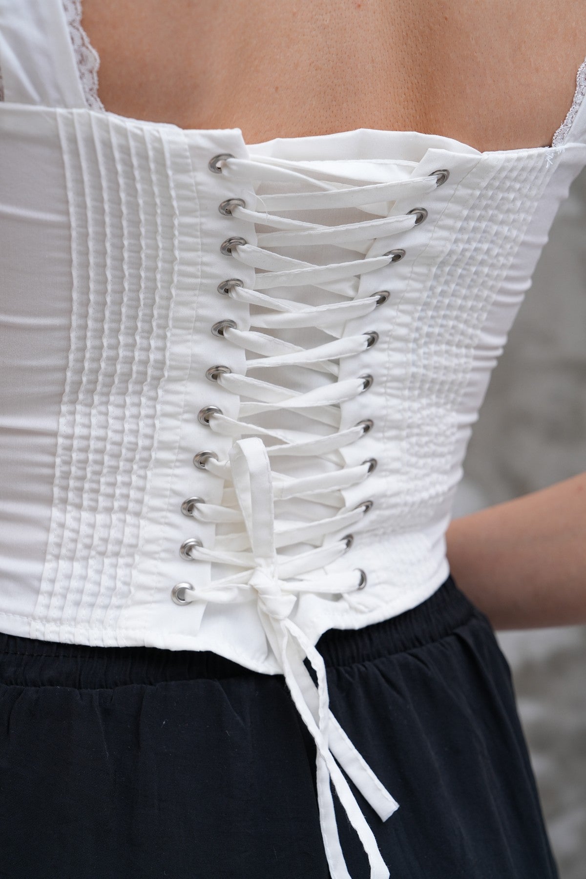 Beyaz Dantel Detaylı Korse Büstiyer
