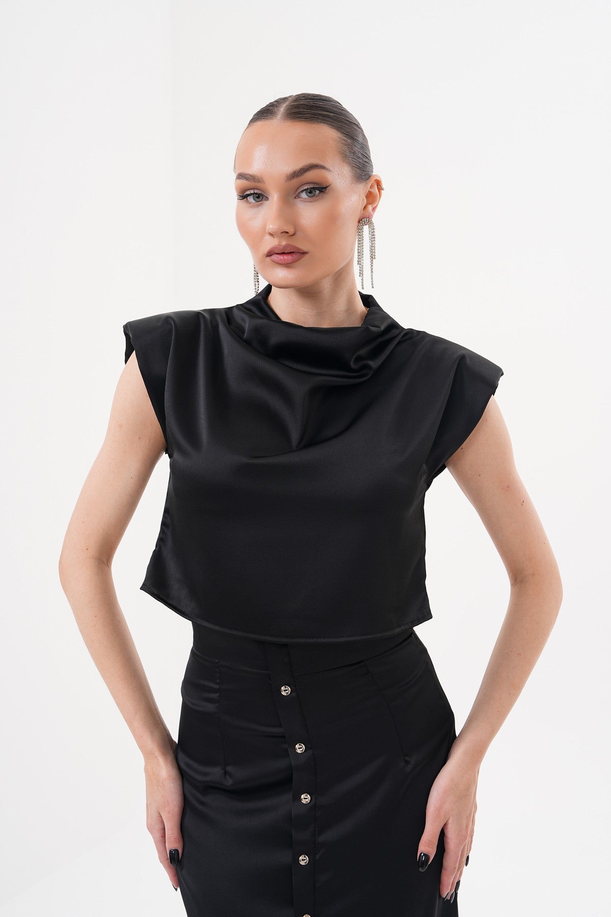 Siyah Omuz Vatka Detaylı Saten Bluz