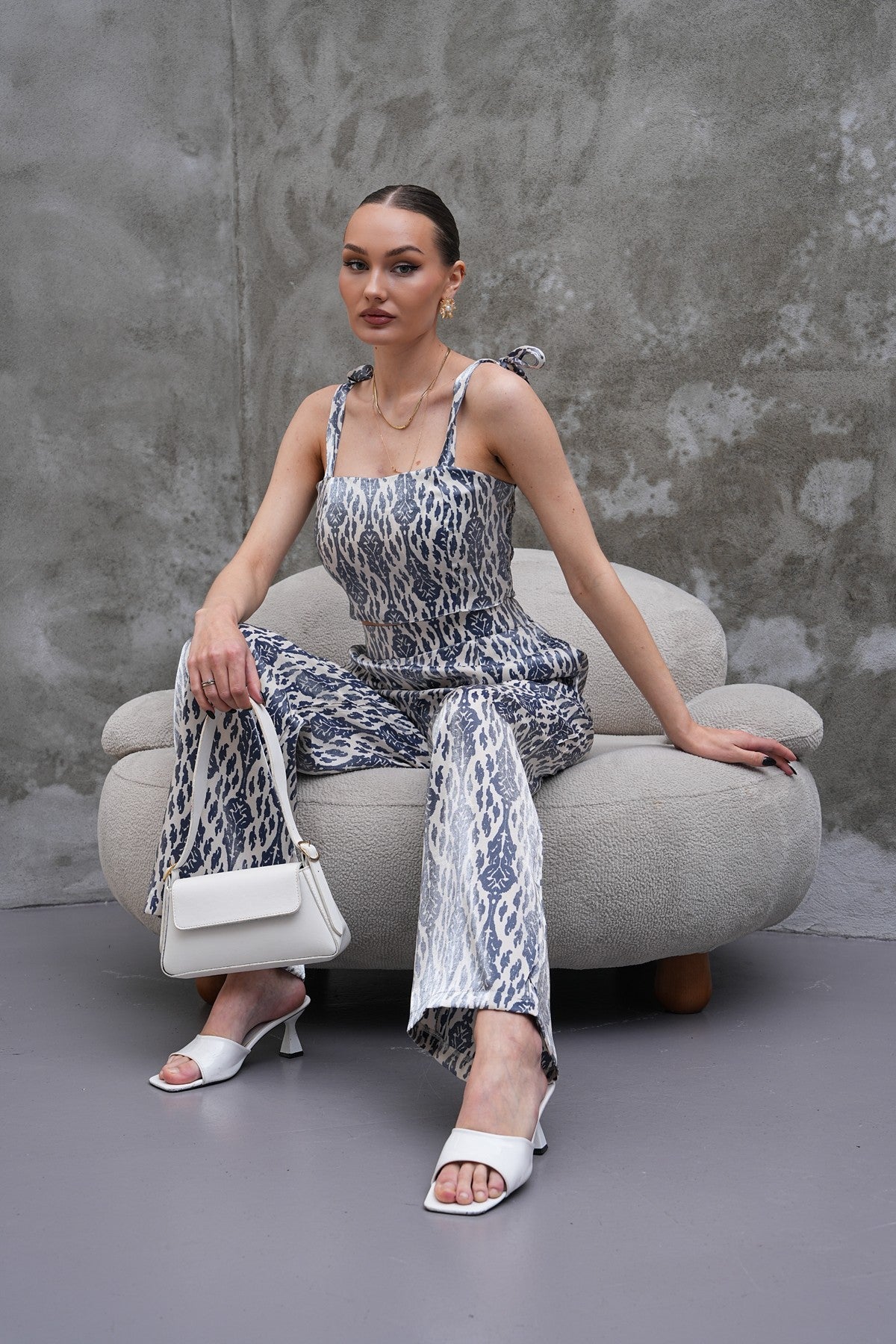 Mavi Saten Parlak Kumaş Pantolon Bluz Takım