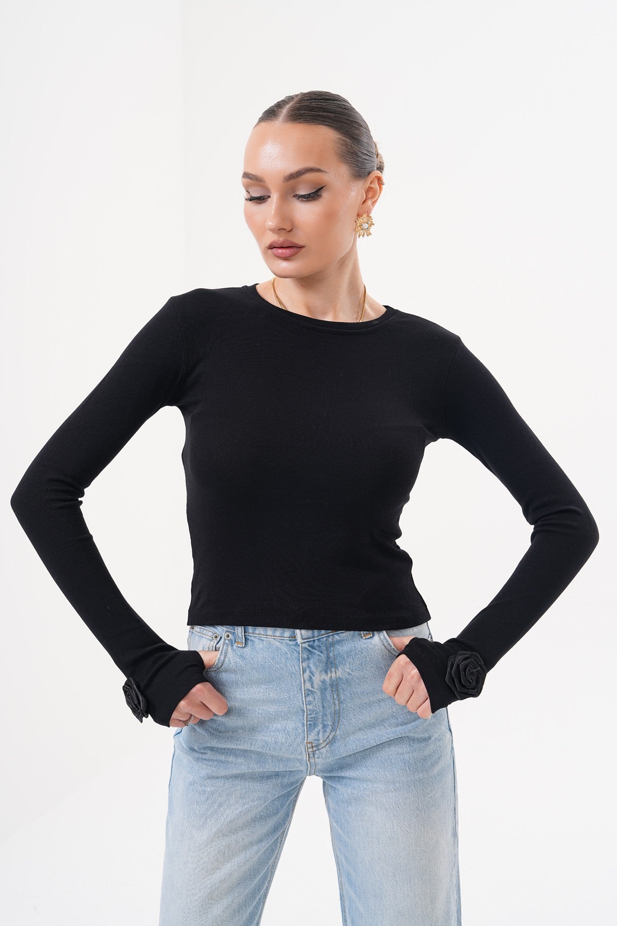 Siyah Uzun Kollu Parmak Gül Detaylı Bluz