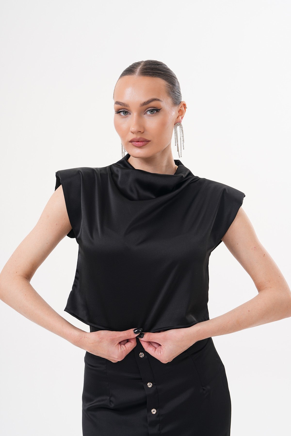 Siyah Omuz Vatka Detaylı Saten Bluz