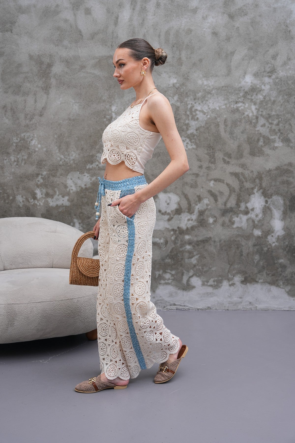 Krem Rengi Güpürlü Mavi Şerit Detaylı Pantolon