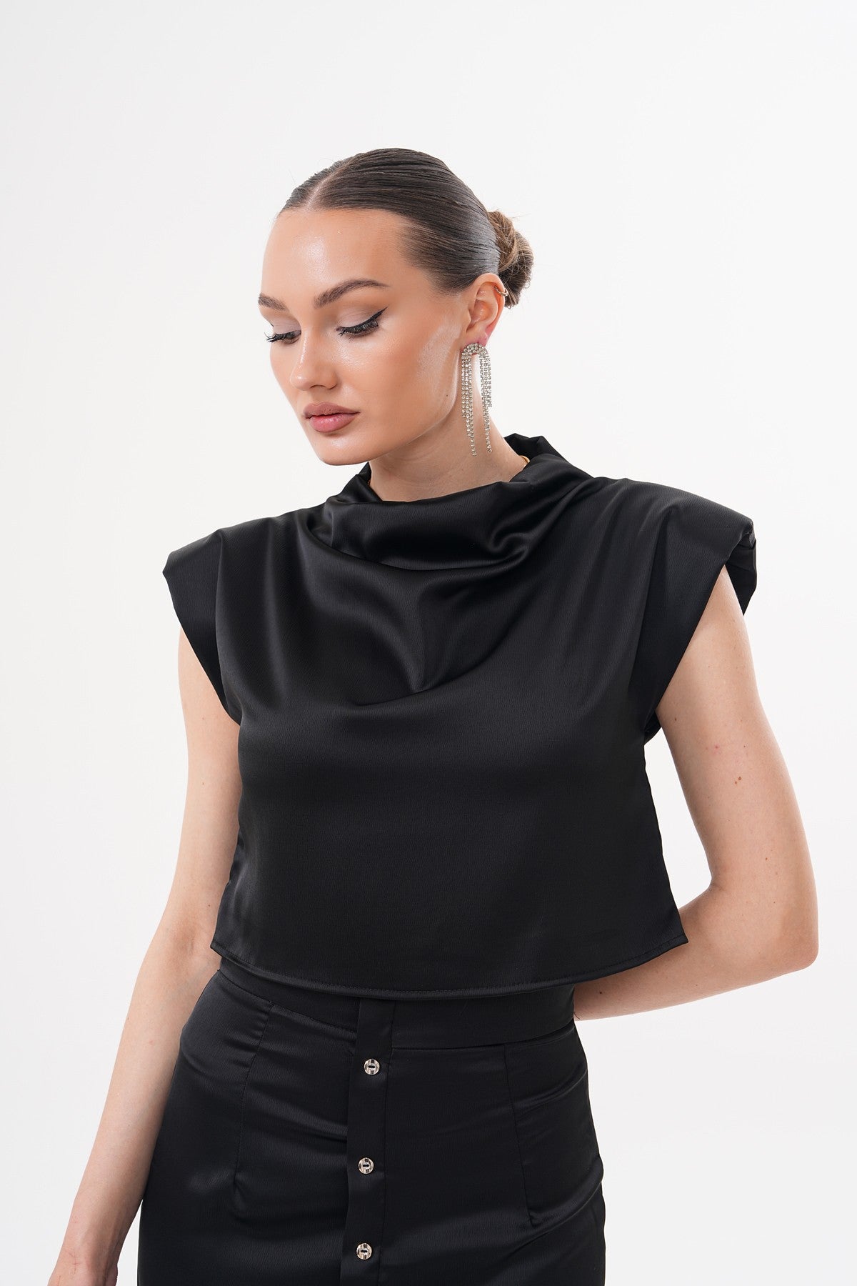 Siyah Omuz Vatka Detaylı Saten Bluz