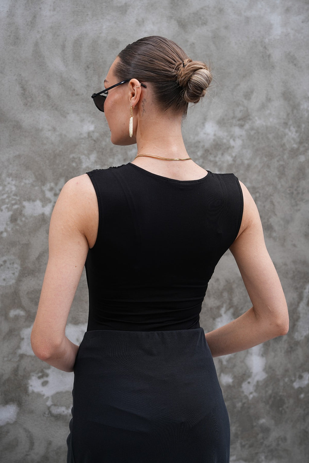 Siyah Omuz Bel Büzgü Detaylı Çıt Çıtlı Bluz