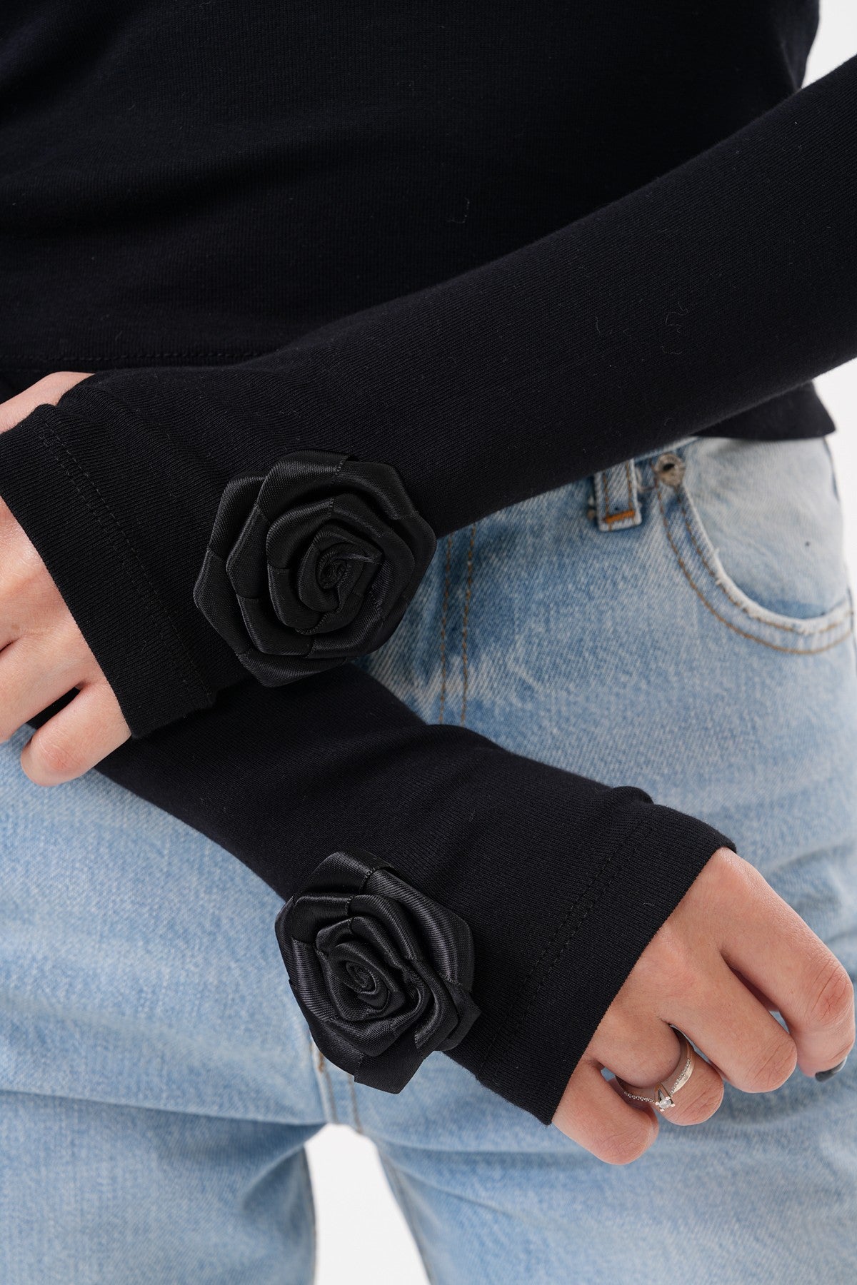 Siyah Uzun Kollu Parmak Gül Detaylı Bluz