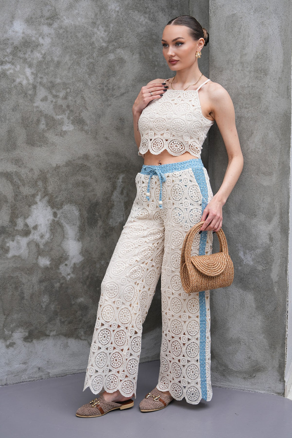 Krem Rengi Güpürlü Mavi Şerit Detaylı Pantolon