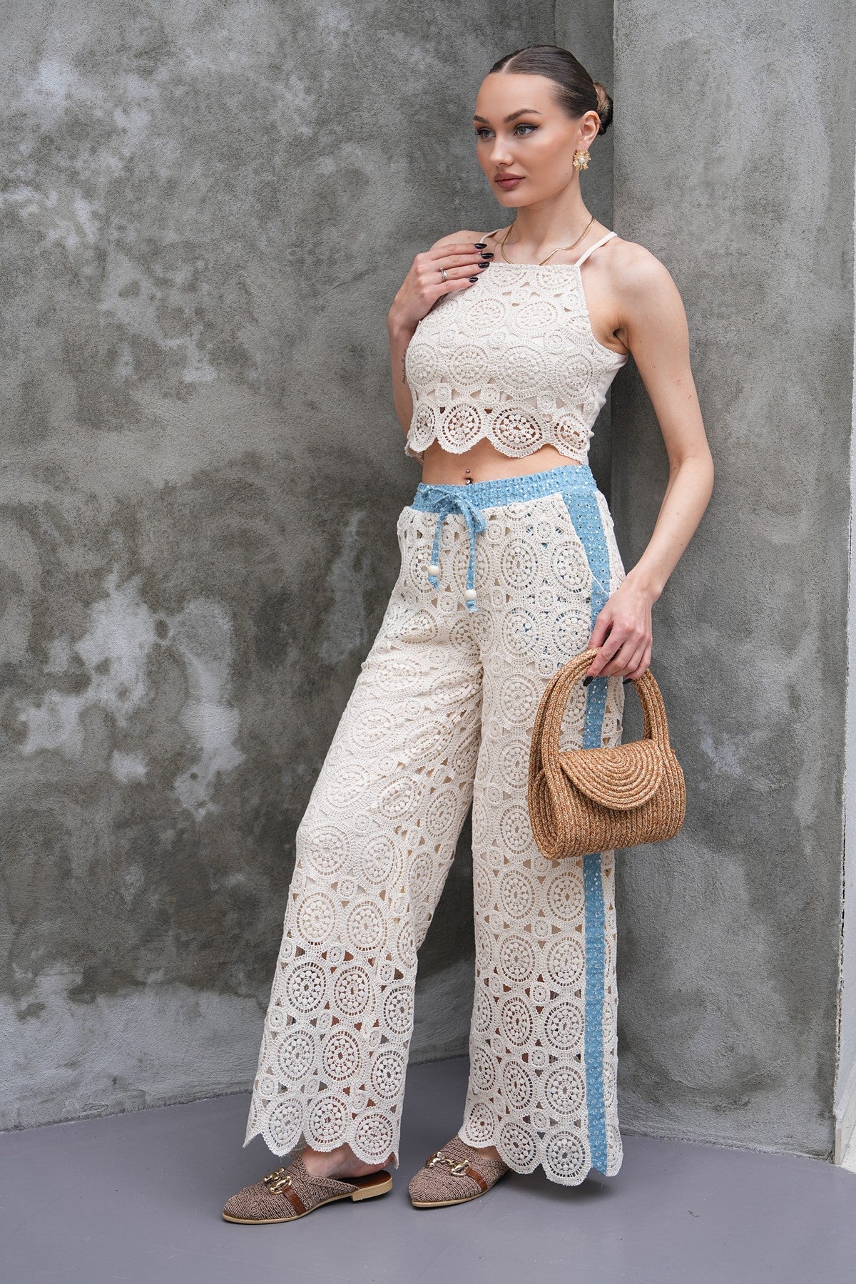 Krem Rengi Güpürlü Mavi Şerit Detaylı Pantolon