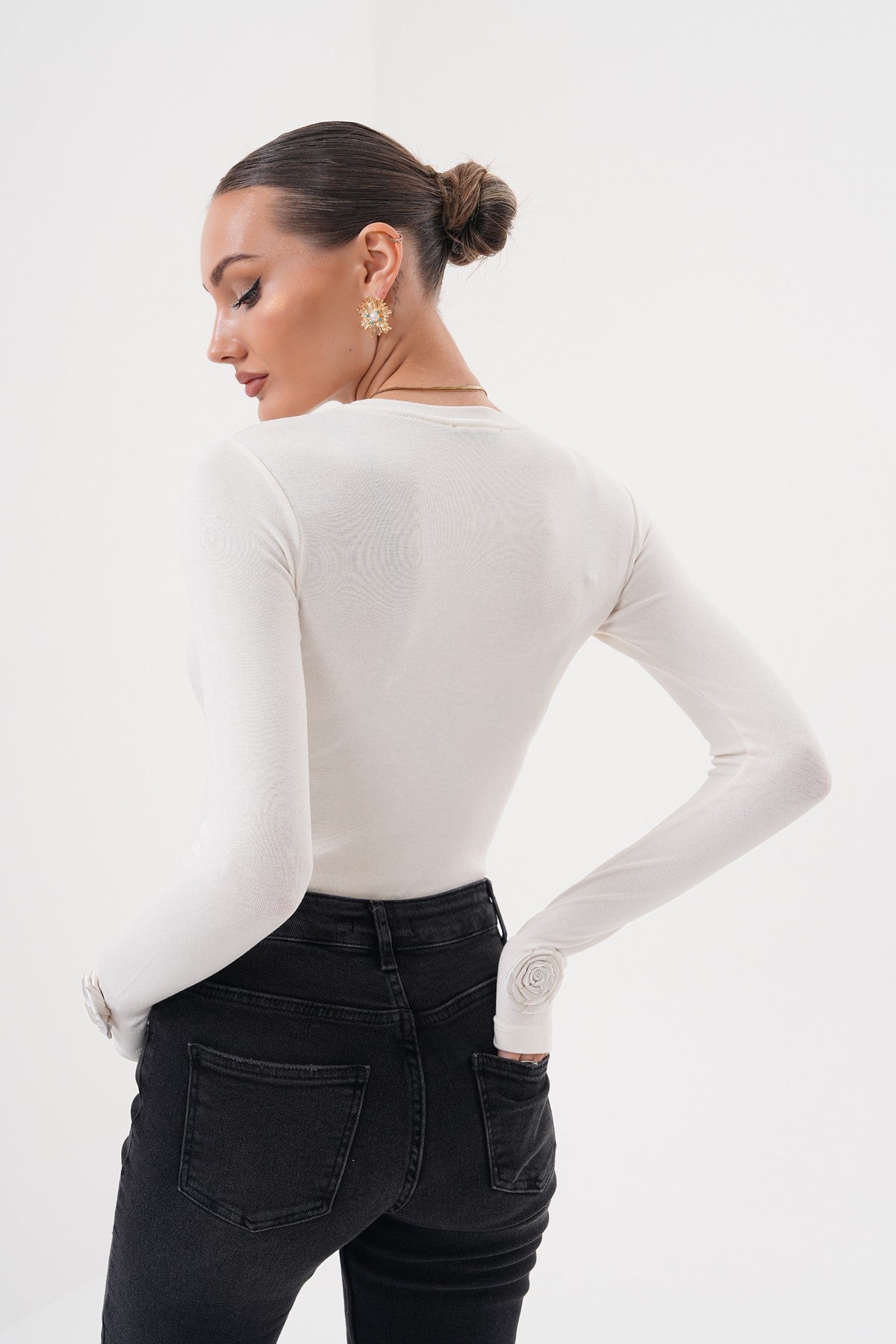 Krem Uzun Kollu Parmak Gül Detaylı Bluz