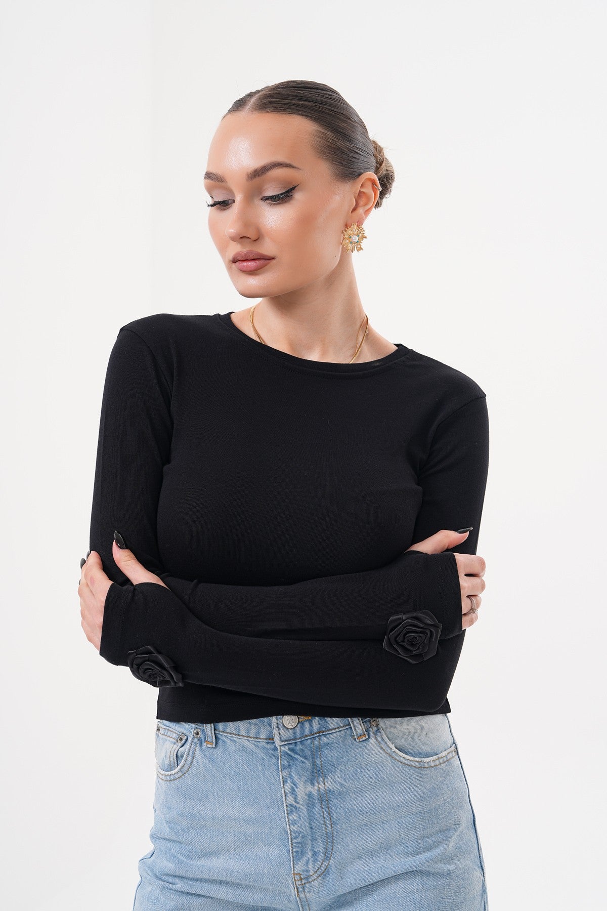 Siyah Uzun Kollu Parmak Gül Detaylı Bluz
