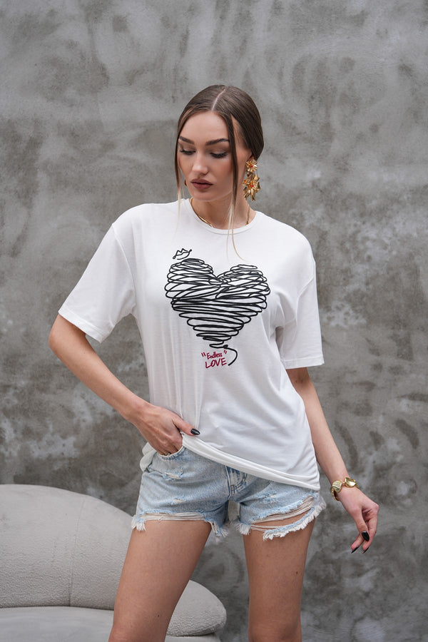 Beyaz Siyah Kalp Baskılı Tişört