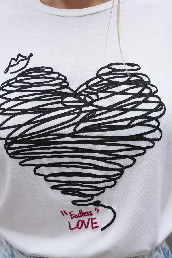 Beyaz Siyah Kalp Baskılı Tişört