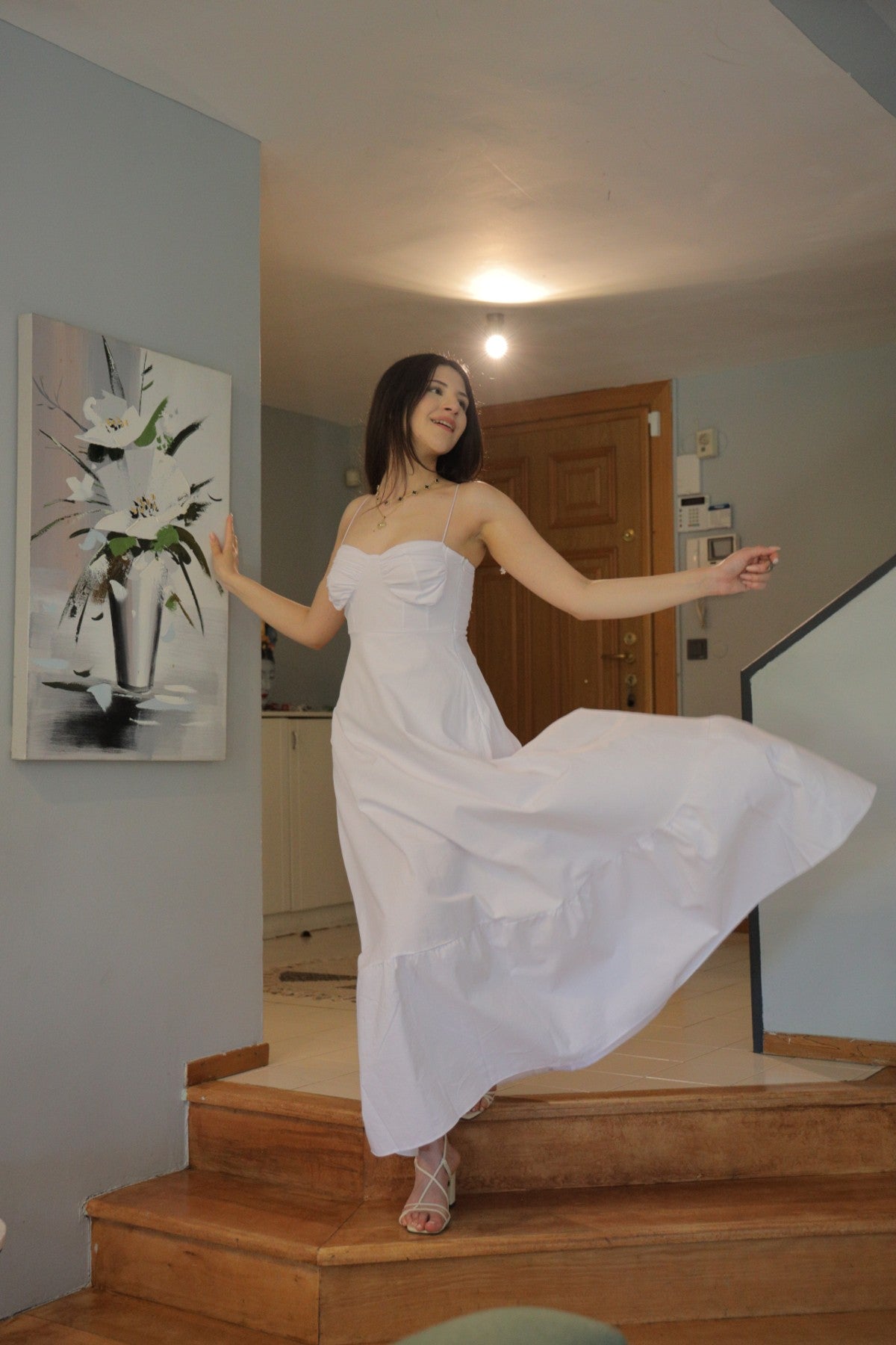 Beyaz Renk Göğüs Detaylı Uzun Askılı Elbise