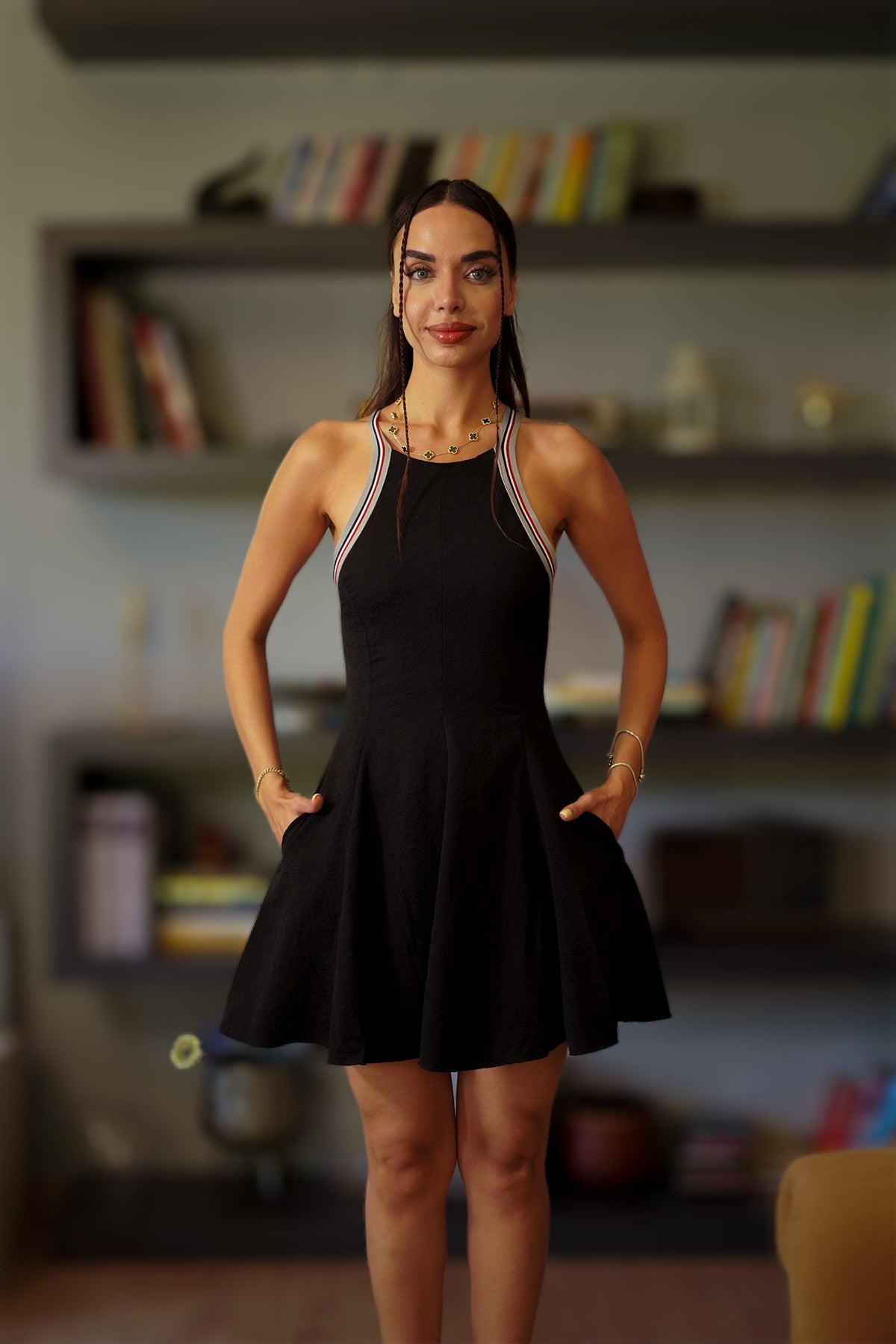 Siyah şerit detaylı cepli elbise