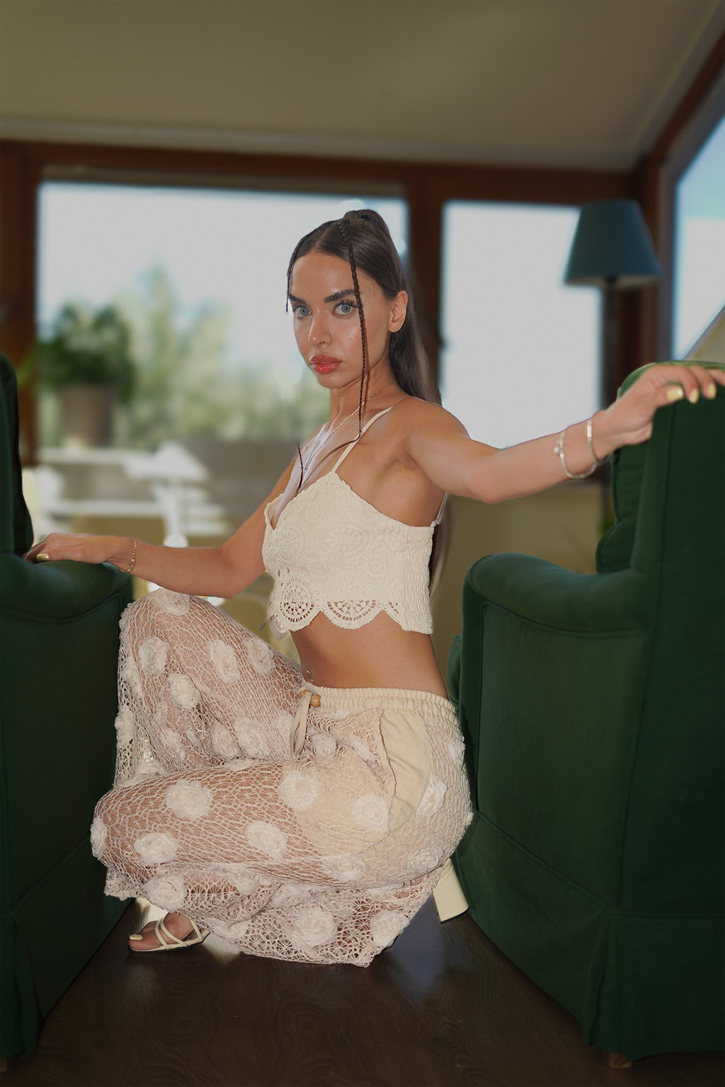 Krem Rengi Gül Detaylı Pantolon