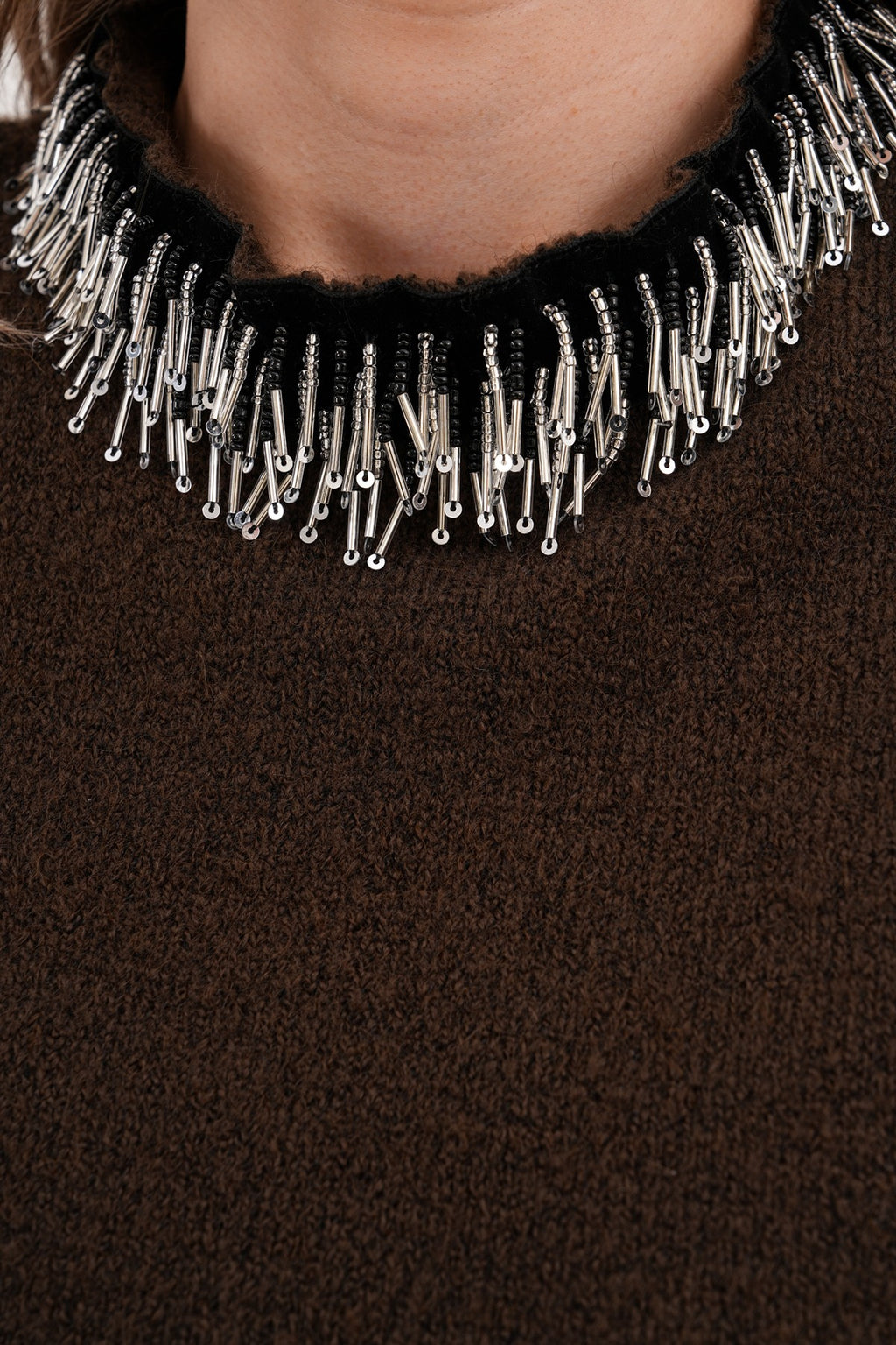 Kahverengi Yaka İşleme Detaylı Süveter