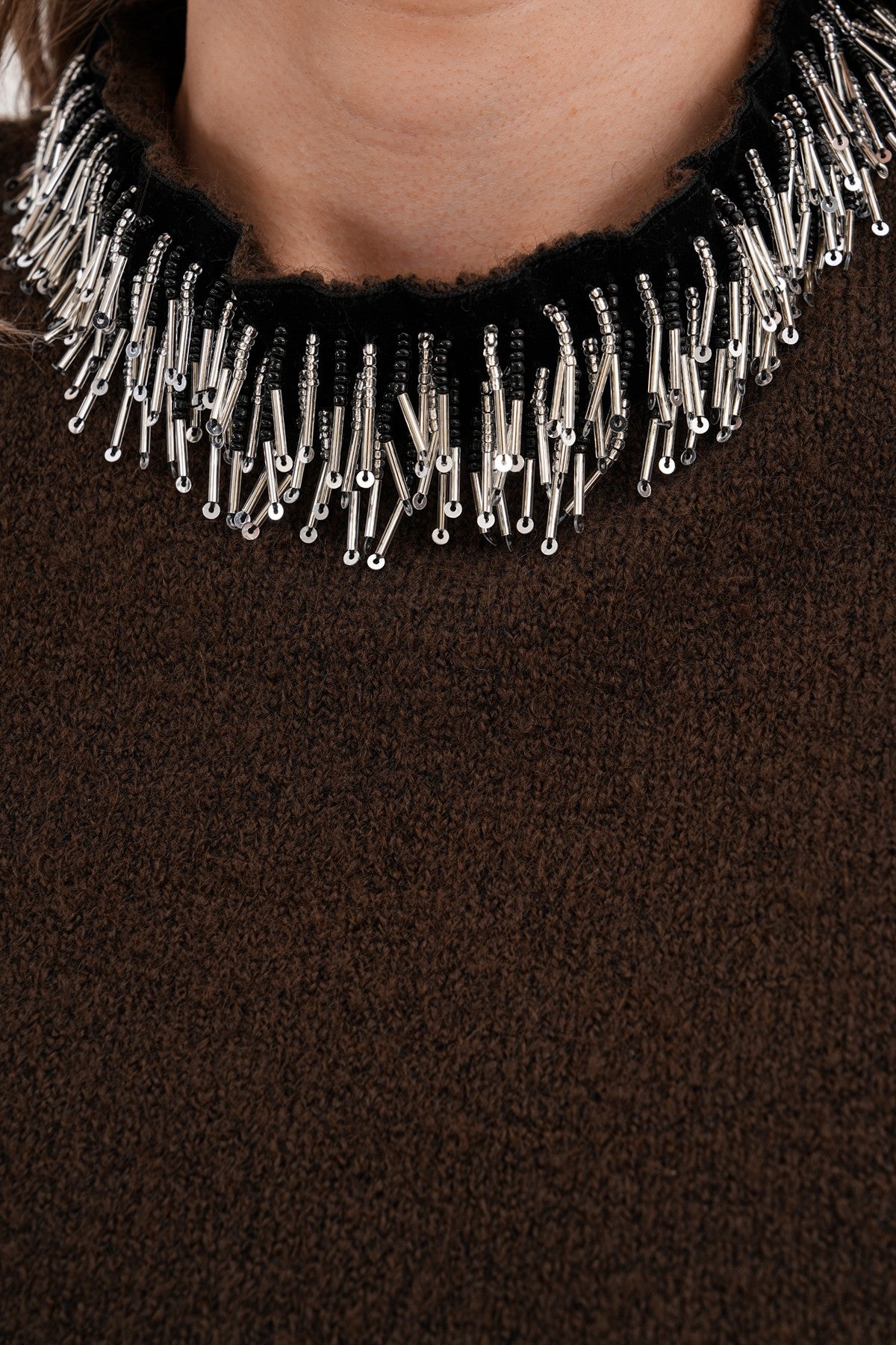 Kahverengi Yaka İşleme Detaylı Süveter