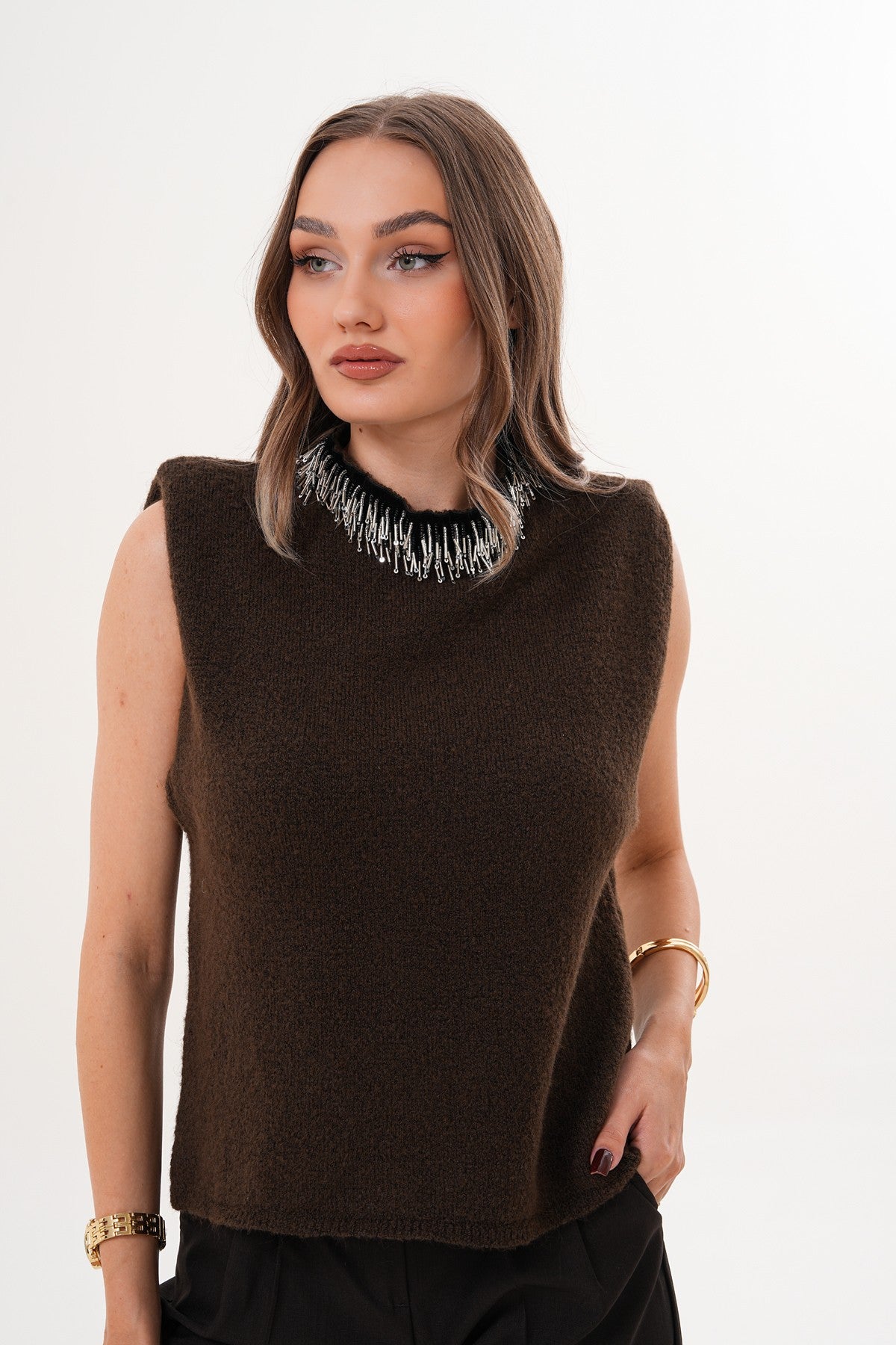 Kahverengi Yaka İşleme Detaylı Süveter