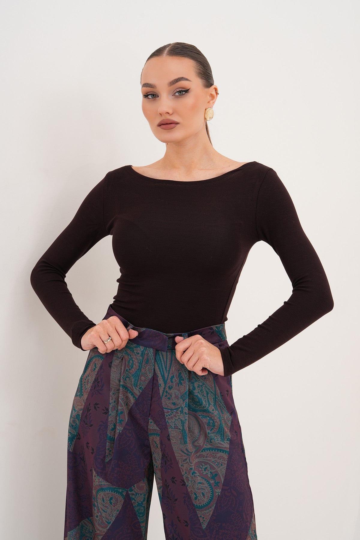 Kayık Yaka Yumuşak Kumaş Kahverengi Bluz