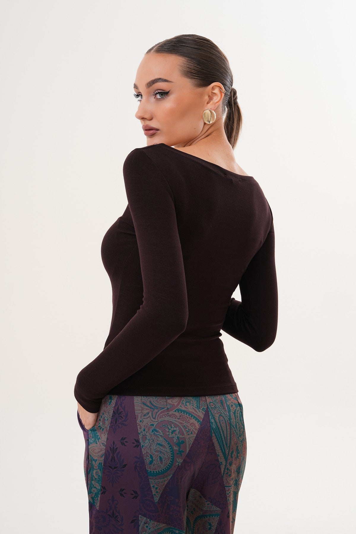 Kayık Yaka Yumuşak Kumaş Kahverengi Bluz