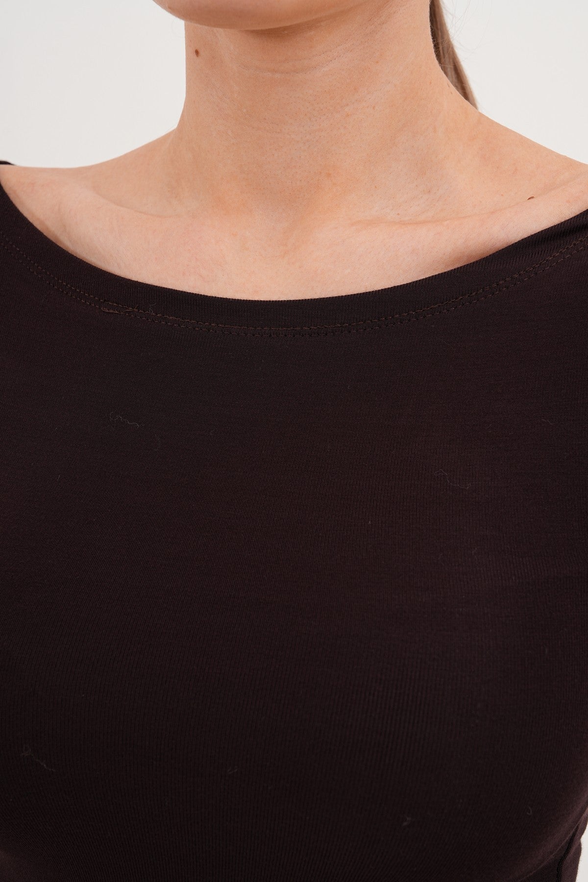 Kayık Yaka Yumuşak Kumaş Kahverengi Bluz