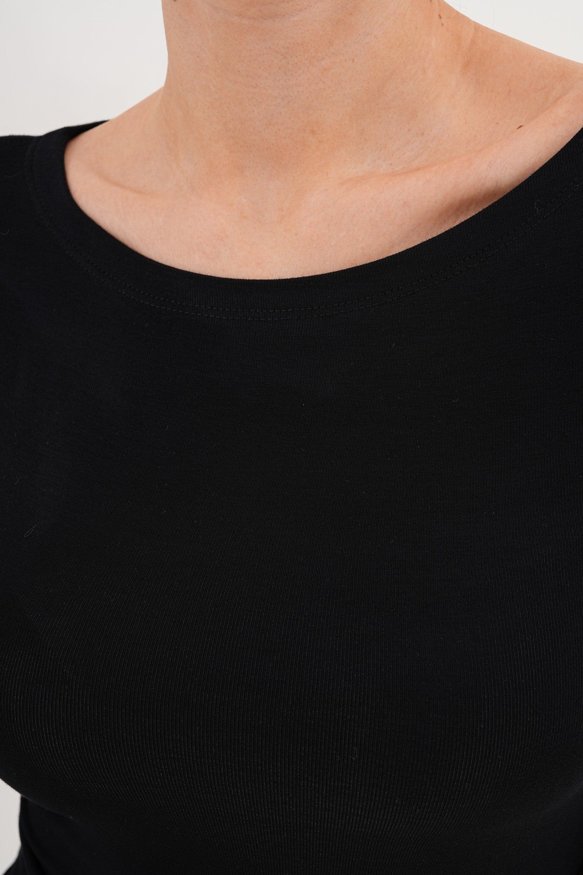 Kayık Yaka Yumuşak Kumaş Siyah Bluz