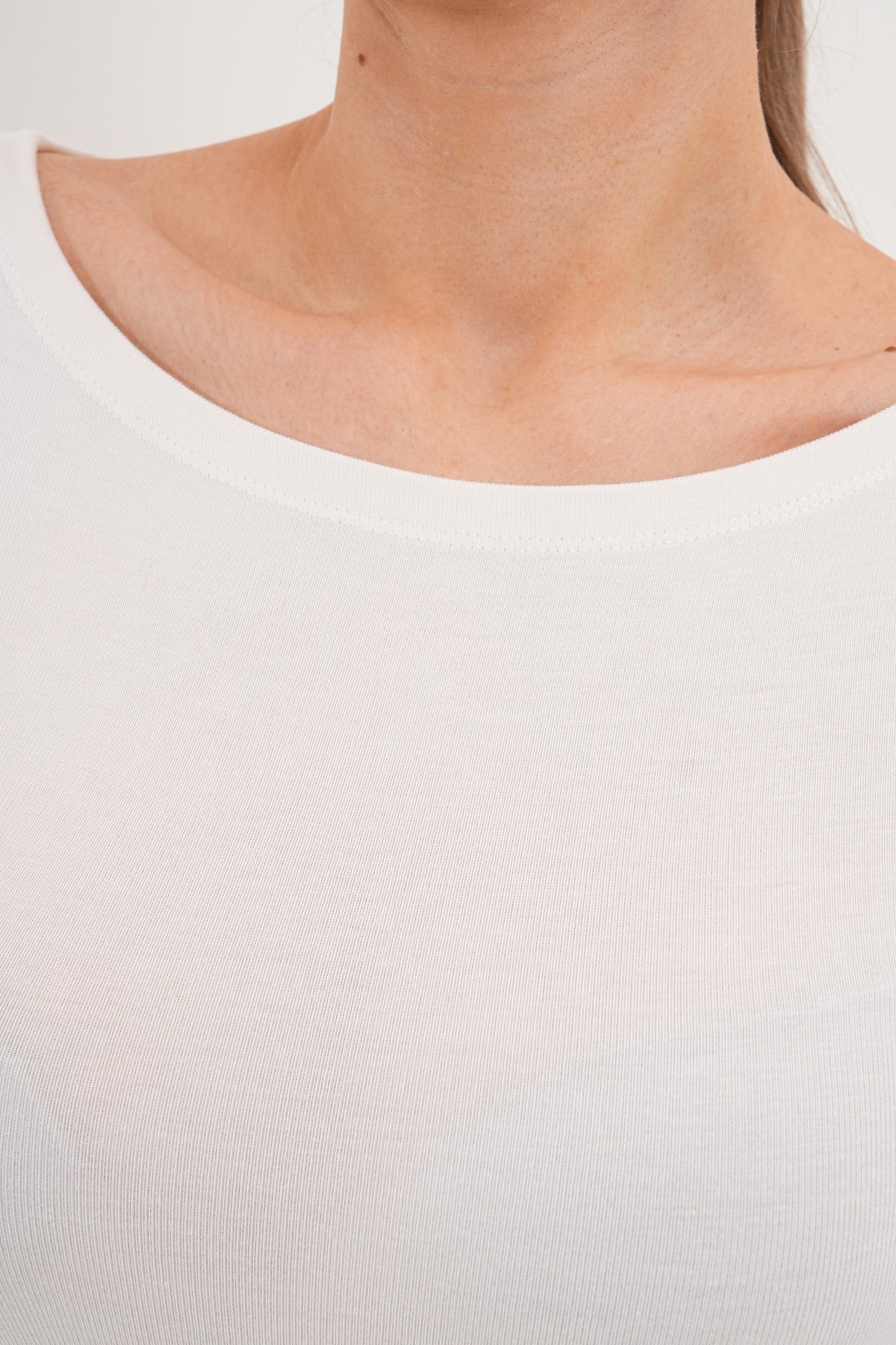 Kayık Yaka Yumuşak Kumaş Beyaz Bluz