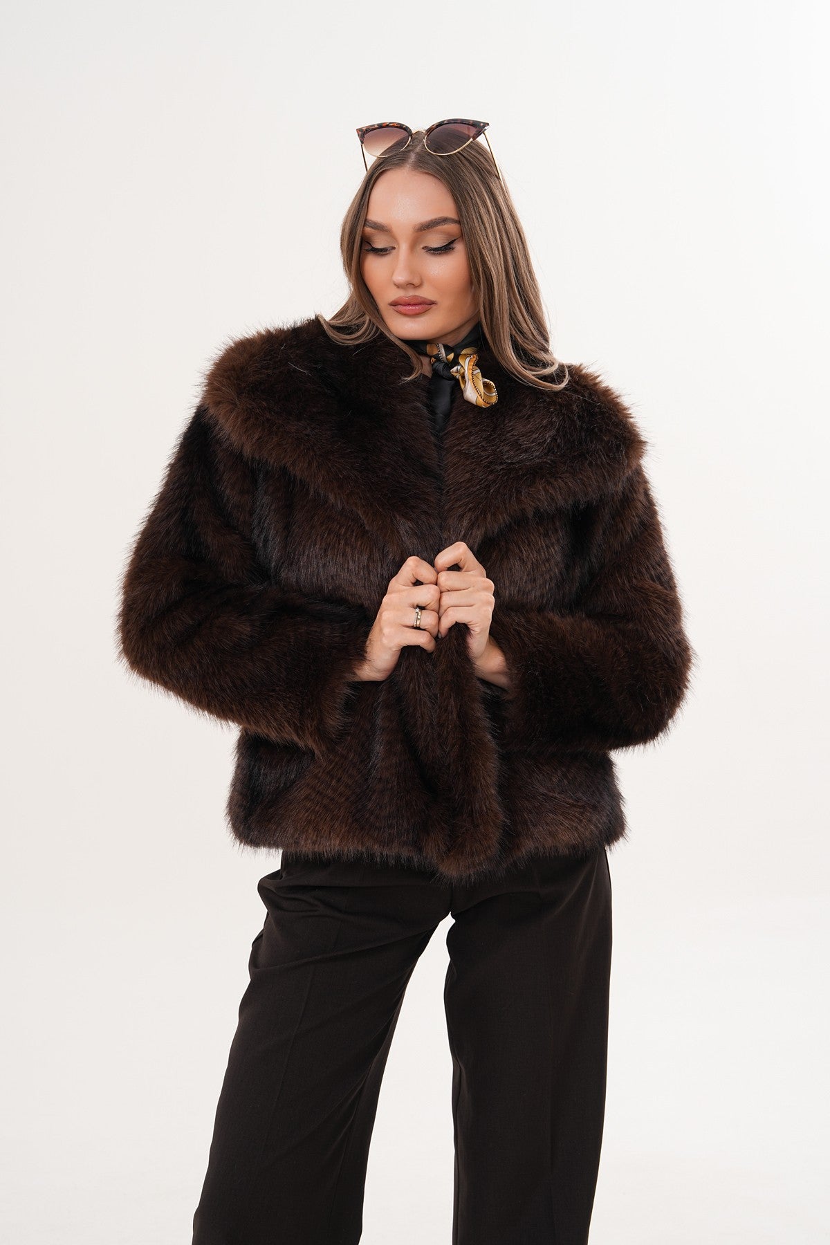 Jakarlı Koyu Kahve Kısa Kürk